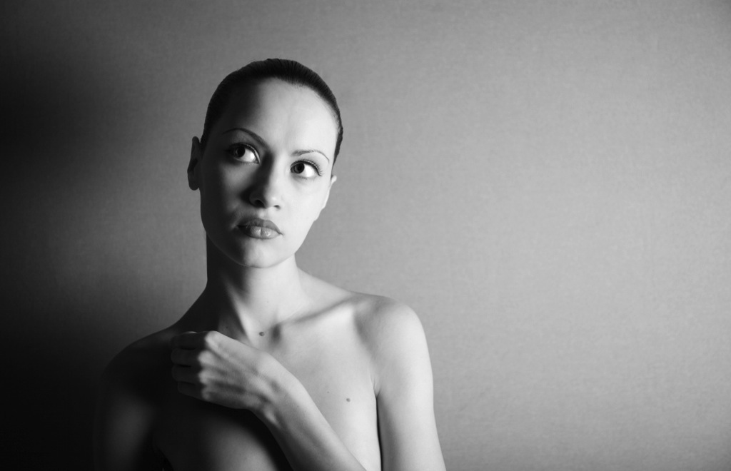 Black & white portrait of nude elegant girl.